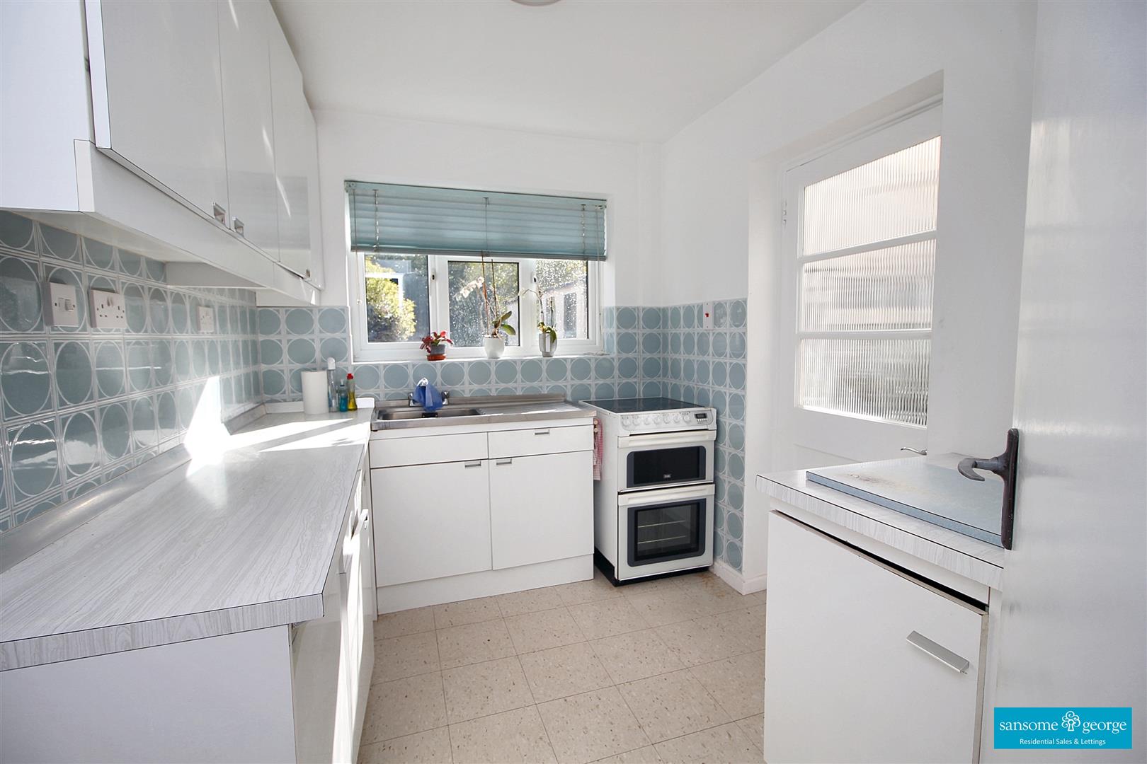 Redhatch Drive, Earley